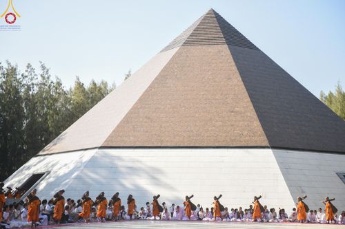 ภาพ No.193249:พิธีต้อนรับพระธรรมยาตรา ณ อนุสรณ์สถาน สถานที่เกิดในเพศสมณะ วัดสองพี่น้อง อำเภอสองพี่น้อง จังหวัดสุพรรณบุรี ในโครงการธรรมยาตรา กตัญญูบูชา มหาปูชนียาจารย์ พระมงคลเทพมุนี(สด จนฺทสโร) พระผู้ปราบมาร อนุสรณ์สถาน 7 แห่ง ปีที่ 13 วันที่ 11 มกราคม พ.ศ. 2568