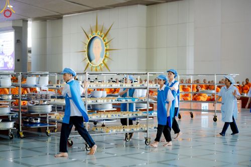 ภาพ No.143173:พิธีถวายภัตตาหารเพื่อเป็นกำลังแห่งการเข้าถึงธรรม ของพระภิกษุสามเณร วัดพระธรรมกาย วันเสาร์ที่ 6 กรกฏาคม พ.ศ. 2567 ณ หอฉันคุณยายอาจารย์ วัดพระธรรมกาย จ.ปทุมธานี