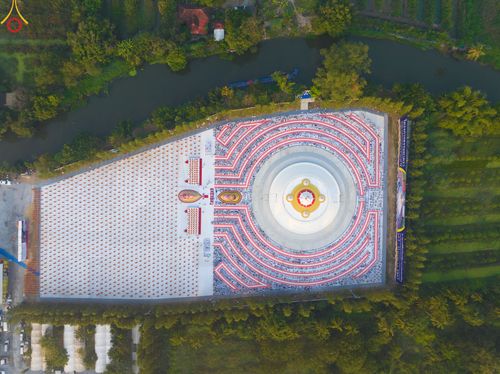 ภาพ No.110235:พิธีตักบาตรพระธรรมยาตราฯ ในโครงการธรรมยาตรากตัญญูบูชา มหาปูชนียาจารย์ พระมงคลเทพมุนี(สด จนฺทสโร) พระผู้ปราบมาร ปีที่ 12 ณ อนุสรณ์สถานลำดับที่ 2 สถานที่ตั้งมโนปณิธานบวชตลอดชีวิต อนุสรณ์สถานบางนางแท่น จ.นครปฐม วันที่ 11 มกราคม พ.ศ. 2567