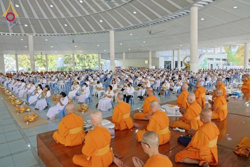 ภาพ No.198053:พิธีถวายภัตตาหารแด่พระภิกษุ สามเณร  บูชาธรรมคุณยายอาจารย์มหารัตนอุบาสิกาจันทร์ ขนนกยูง เนื่องในวาระวันคล้ายวันเกิดครบ 116 ปี วันอาทิตย์ที่ 19 มกราคม พ.ศ. 2568 ณ หอฉันคุณยายอาจารย์ฯ วัดพระธรรมกาย