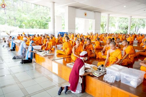 ภาพ No.248515:วันที่ 27 กันยายน พ.ศ. 2568 พิธีถวายเมนูสวรรค์เพื่อการบรรลุธรรม ณ หอฉันคุณยายอาจารย์ฯ วัดพระธรรมกาย