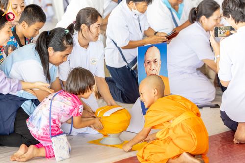 ภาพ No.134969:พิธีถวายบาตรแด่นาคธรรมทายาท ในโครงการบรรพชาสามเณรฟื้นฟูพระพุทธศาสนาทั่วไทย ณ สภาธรรมกายสากล วัดพระธรรมกาย จ.ปทุมธานี วันเสาร์ที่ 6 เมษายน พ.ศ. 2567
