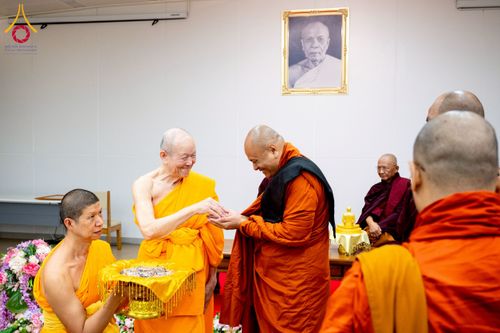 ภาพ No.222650:วันที่ 23 เมษายน พ.ศ. 2568 หลวงพ่อทัตตชีโวต้อนรับคณะสงฆ์เมียนมาร์ ณ อาคาร 100 ปี คุณยายมหารัตนอุบาสิกาจันทร์ ขนนกยูง วัดพระธรรมกาย