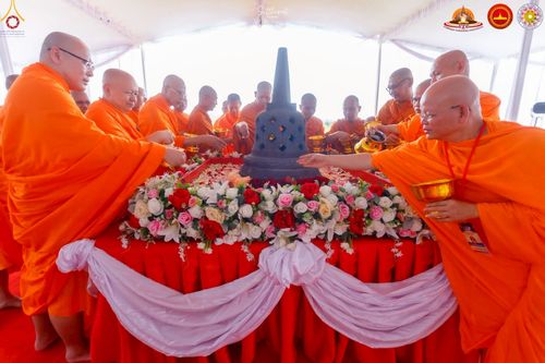 ภาพ No.224469:วันจันทร์ที่ 12 พฤษภาคม พ.ศ. 2568  ชาวพุทธในอินโดนีเซีย ร่วมฉลองวิสาขบูชาจุดประทีปกว่า 200,000 ดวง ณ พระมหาเจดีย์บรมพุทโธ  เจริญพุทธมนต์ถวาย “พระวชิรเกล้าเจ้าอยู่หัว”