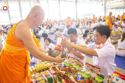 ภาพ No.133813:พิธีตักบาตร ข้าวสารอาหารแห้ง ณ บ้านแก้วเรือนทองคุณยายฯ สภาธรรมกายสากล วัดพระธรรมกาย วันอาทิตย์ต้นเดือนที่ 7 เมษายน พ.ศ. 2567