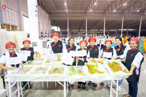 ภาพ No.188198:พิธีถวายภัตตาหารเป็นสังฆทาน แด่พระธรรมยาตรา ในโครงการธรรมยาตรา กตัญญูบูชา มหาปูชนียาจารย์ พระมงคลเทพมุนี(สด จนฺทสโร) พระผู้ปราบมาร อนุสรณ์สถาน 7 แห่ง ปีที่ 13 ณ สภาธรรมกายสากล วัดพระธรรมกาย วันที่ 2 มกราคม พ.ศ. 2568