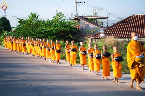 ภาพ No.57839:กิจกรรมบิณฑบาตของสามเณร โครงการบรรพชาสามเณร ฟื้นฟูพระพุทธศาสนาทั่วไทย ธุดงคสถานชลบุรี ณ ชุมชนบ้านห้วยเหียน ตำบลบ่อวิน  อำเภอศรีราชา จังหวัดชลบุรี วันที่ 27 เมษายน พ.ศ. 2567