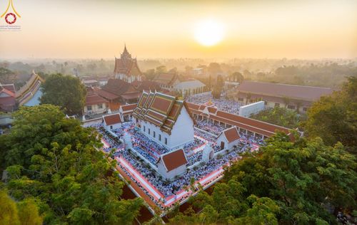 ภาพ No.197630:พิธีตักบาตรพระธรรมยาตรา ณ อนุสรณ์สถานลำดับที่ 4 สถานที่เกิดด้วยกายธรรม วัดโบสถ์(บน) ต.บางคูเวียง จ.นนทบุรี ในโครงการธรรมยาตรา กตัญญูบูชา มหาปูชนียาจารย์ พระมงคลเทพมุนี(สด จนฺทสโร) พระผู้ปราบมาร อนุสรณ์สถาน 7 แห่ง ปีที่ 13 วันที่ 19 มกราคม พ.ศ. 2568