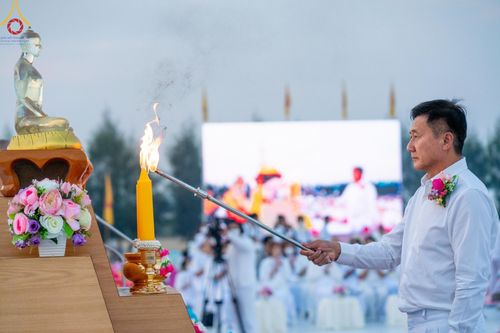 ภาพ No.201018:พิธีตักบาตรพระธรรมยาตรา ณ อนุสรณ์สถานลำดับที่ 5 สถานที่เผยแผ่วิชชาธรรมกายครั้งแรก อนุสรณ์สถานบางปลา วัดบางปลา อำเภอบางเลน จังหวัดนครปฐม ในโครงการธรรมยาตรา กตัญญูบูชา มหาปูชนียาจารย์ พระมงคลเทพมุนี(สด จนฺทสโร) พระผู้ปราบมาร อนุสรณ์สถาน 7 แห่ง ปีที่ 13