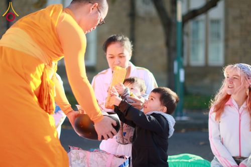 ภาพ No.173099:พิธีกฐินปุญญรังสีเศรษฐี ณ วัดพระธรรมกายนิวคาสเซิล สหราชอาณาจักร วันอาทิตย์ที่ 27 ตุลาคม พ.ศ. 2567