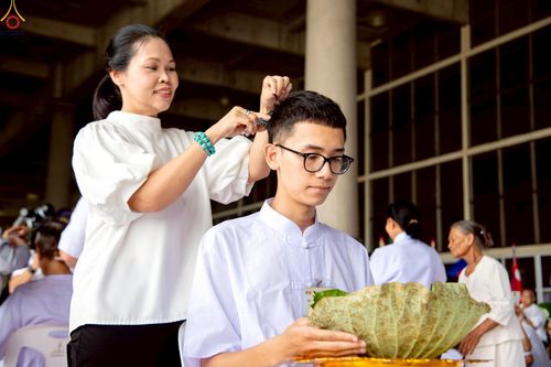 ภาพ No.230769:วันที่ 28 มิถุนายน พ.ศ. 2568 พิธีตัดปอยผมและปลงผม โครงการบวชพระนานาชาติ AEC & WAB รุ่นที่ 9 ณ วิหารคด 2 วัดพระธรรมกาย