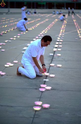 ภาพ No.240970:วันพุธที่ 27 สิงหาคม พ.ศ. 2568 พิธีจุดประทีป ในวันธรรมชัย ณ วัดพระธรรมกาย