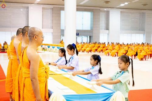 ภาพ No.233761:วันเสาร์ที่ 19 กรกฎาคม พ.ศ.2568 วันมหารำลึก ครั้งที่ 35 พิธีรำลึกถึงนักสร้างบารมี , พิธีสวดพระพุทธมนต์ , พิธีทอดผ้าบังสกุลและถวายไทยธรรม วัดพระธรรมกาย