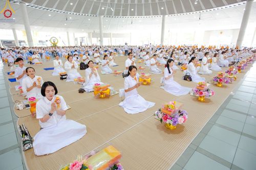 ภาพ No.169758:พิธีถวายภัตตาหารเมนูสวรรค์ "เพื่อการบรรลุธรรม" เนื่องในวันลอยกระทง (ขึ้น 15 ค่ำ เดือน 12) วันศุกร์ที่ 15 พฤศจิกายน พ.ศ. 2567 ณ หอฉันคุณยายอาจารย์ฯ วัดพระธรรมกาย