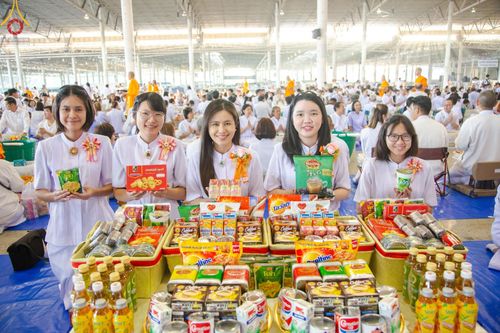 ภาพ No.177567:พิธีตักบาตรและพิธีบูชาข้าวพระ ในวันอาทิตย์ต้นเดือนที่ 1 ธันวาคม พ.ศ. 2567 ณ สภาธรรมกายสากล วัดพระธรรมกาย