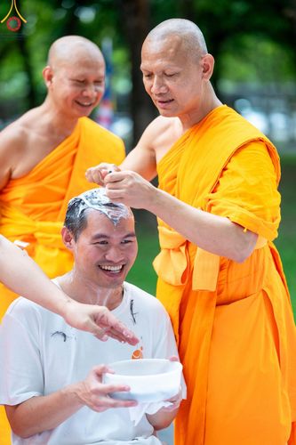 ภาพ No.143871:พิธีตัดปอยผม โครงการอุปสมบทหมู่ พระธรรมทายาทนานาชาติ (ภาษาจีน) รุ่นที่ 19 วันอาทิตย์ที่ 7 กรกฎาคม พ.ศ. 2567 ณ สนามหญ้า หน้าบ้านแก้วอาสาสมัคร วัดพระธรรมกาย