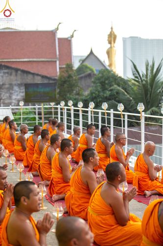 ภาพ No.201562:พิธีจุดประทีปถวายเป็นพุทธบูชา และบูชาธรรมมหาปูชนียาจารย์ ณ อาคารธรรมยาตรา กตัญญูบูชามหาปูชนียาจารย์ ตรงข้ามวัดปากน้ำภาษีเจริญ จ.กรุงเทพมหานคร ในโครงการธรรมยาตรา กตัญญูบูชา มหาปูชนียาจารย์ พระมงคลเทพมุนี(สด จนฺทสโร) พระผู้ปราบมาร อนุสรณ์สถาน 7 แห่ง
