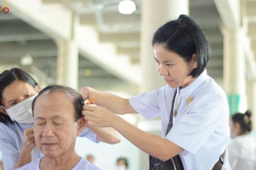 ภาพ No.248591:วันที่ 28 กันยายน พ.ศ. 2568 พิธีตัดปอยผม และปลงผม โครงการอุปสมบทบูชาธรรม 141 ปี พระมงคลเทพมุนี ณ วิหารคด วัดพระธรรมกาย