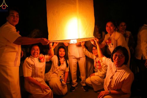 ภาพ No.104203:พิธีจุดประทีป ถวายเป็นพุทธบูชา สามเณรธรรมทายาทชาวอินโดนีเซียกว่า 1,000 รูป ณ มหาเจดีย์บุโรพุทโธ ประเทศอินโดนีเซีย ในวันที่ 23 ธันวาคม พ.ศ. 2566