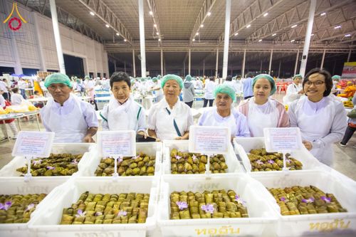 ภาพ No.203187:พิธีถวายภัตตาหารเป็นสังฆทาน แด่พระธรรมยาตรา ณ วัดพระธรรมกาย ตำบลคลองสาม อำเภอคลองหลวง จังหวัดปทุมธานี ในโครงการธรรมยาตรา กตัญญูบูชา มหาปูชนียาจารย์ พระมงคลเทพมุนี(สด จนฺทสโร) พระผู้ปราบมาร อนุสรณ์สถาน 7 แห่ง ปีที่ 13 วันที่ 29 มกราคม พ.ศ. 2568