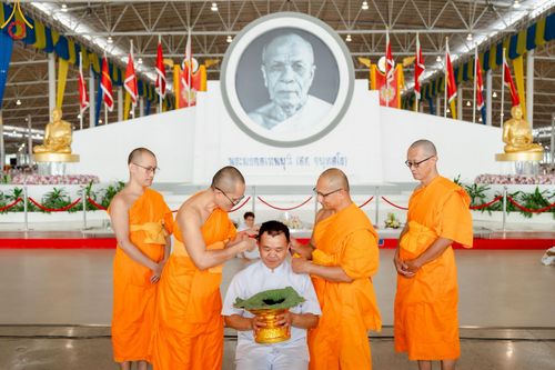 ภาพ No.223140:วันที่ 2 -10 พฤษภาคม พ.ศ. 2568 พิธีตัดปอยผม ปลงผม พิธีขอขมาลาอุปสมบทอุทิศชีวิต ของอุบาสก พิสิทธิ์ หมื่นแกล้ว  ณ วัดพระธรรมกาย