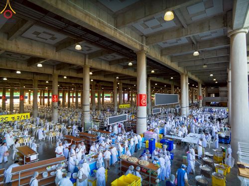 ภาพ No.219395:วันอังคารที่ 22 เมษายน พ.ศ. 2568 พิธีมอบปัจจัยช่วยเหลือครู 4 จังหวัดชายแดนภาคใต้ , พิธีกล่าวคำถวายอุปกรณ์ เพื่อเตรียมการต้อนรับคณะสงฆ์ฯ , พิธีกล่าวคำถวายภัตตาหารเป็นสังฆทาน , คณะสงฆ์ฉันภัตตาหารเพล  เนื่องในวันคุ้มครองโลก พิธีถวายมหาสังฆทานแด่คณะสงฆ์