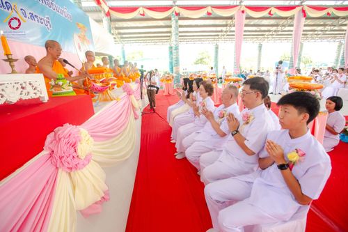 ภาพ No.175109:พิธีทอดกฐินสถาปนา แผ่นสิริฉะทะนะรัสมี(หลังคา) อาคาร 80 ปี หลวงพ่อธัมมชโย ณ ศูนย์ปฏิบัติธรรมวิหารแดง จ.สระบุรี วันเสาร์ที่ 9 พฤศจิกายน พ.ศ. 2567