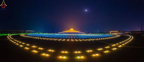 ภาพ No.59870:คณะสงฆ์และสาธุชนร่วมใจกัน สวดมนต์บทธัมมจักกัปปวัตนสูตร ครบ 6,315,808,080 จบ และจุดประทีปแปรอักษร ถวายเป็นพุทธบูชา เนื่องในวาระ "ฉลองอายุวัฒนมงคล 80 ปี หลวงพ่อธัมมชโย" ณ ลานธรรม มหารัตนวิหารคด วัดพระธรรมกาย