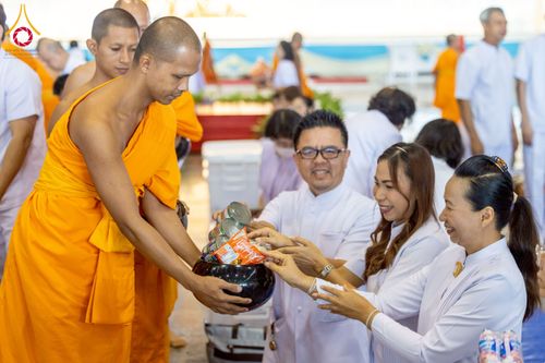 ภาพ No.232011:วันอาทิตย์ที่ 6 กรกฏาคม พ.ศ. 2568 พิธีตักบาตร ข้าวสารอาหารแห้ง  พิธีบูชาข้าวพระ สัมมนาพิเศษราชเหล็ก ณ สภาธรรมกายสากล วัดพระธรรมกาย