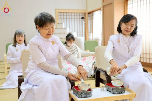 ภาพ No.213425:วันอาทิตย์ที่ 16 มีนาคม พ.ศ. 2568 พิธีบุพเปตพลี, ถวายภัตตาหาร, ปล่อยปลา วัดพระธรรมกายคานากาว่า ประเทศญี่ปุ่น