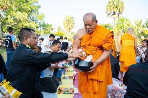 ภาพ No.131806:พิธีถวายสังฆทาน 323 วัด 4 จังหวัดชายแดนภาคใต้ ปีที่ 20 ครั้งที่ 167 และ พิธีมอบกองทุนหนุนแรงใจช่วยครูใต้ ปีที่ 17 ครั้งที่ 132 วันเสาร์ที่ 23 มีนาคม พ.ศ. 2567 ณ วัดมุจลินทวาปีวิหารพระอารามหลวง อ.หนองจิก จ.ปัตตานี