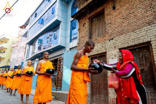 ภาพ No.213101:วันที่ 17 - 18 มีนาคม พ.ศ. 2568 คณะสงฆ์และสามเณรเดินบิณฑบาต รอบเมืองในพื้นที่ วัดสยมภูวนาถและราชวังปาตัน ณ เมืองกาฐมาณฑุ ประเทศเนปาล