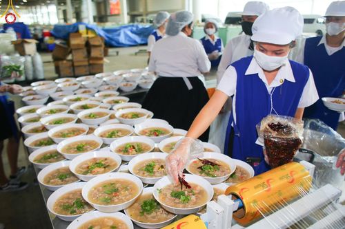 ภาพ No.60205:คณะสงฆ์ 10,000 กว่าวัดฉันภัตตาหารเพล ในวันคุ้มครองโลก วันจันทร์ที่ 22 เมษายน พ.ศ. 2567 ณ สภาธรรมกายสากล วัดพระธรรมกาย