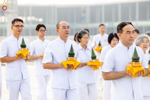 ภาพ No.216942:วันเสาร์ที่ 12 เมษายน พ.ศ. 2568 พิธีเวียนประทักษิณรอบพระมหาธรรมกายเจดีย์  พิธีวันทาเจดีย์ พิธีขอขมาและมอบผ้าไตร ในโครงการอุปสมบทหมู่ บูชาธรรมหลวงพ่อธัมมชโย, โครงการธรรมทายาท ระดับอุดมศึกษา รุ่นที่ 52 ,  โครงการบวชพระนานาชาติ AEC & WAB CEO รุ่นที่ 4 , ณ ว