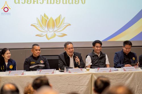 ภาพ No.271916:วันที่ 22 พฤศจิกายน พ.ศ. 2568 ผู้ว่าฯ ปทุมธานี ลงพื้นที่เยี่ยม “อำเภอคลองหลวง” พร้อมชมการเตรียมความพร้อมเทศกาลสวนดอกไม้ปทุมธานี “ทุ่งสวรรค์ ตะวันฉาย” ณ วัดพระธรรมกาย