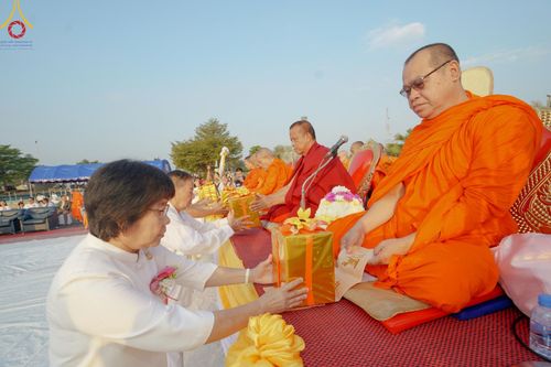 ภาพ No.180410:พิธีตักบาตรพระ ๑,๐๐๐ รูป ฉลองเมืองลำปาง ๑,๓๔๔ ปี วันเสาร์ที่ ๗ ธันวาคม พ.ศ. ๒๕๖๗ ณ ลานพระบรมราชานุสาวรีย์ พระนเรศวรมหาราช อ.เกาะคา จ.ลำปาง