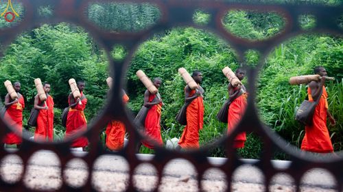 ภาพ No.140675:PhotoStory มหาศรัทธา ธรรมยาตราศรีลังกา EP.4 โครงการสยาม-ลังกา ธรรมยาตรา ฉลองเทศกาลวิสาขบูชาแห่งชาติ ศรีลังกา  บูชาธรรม 80 ปีหลวงพ่อธัมมชโย เส้นทางจาก เมืองดัมบูลลา ไปยัง เมืองมาตะเล  ตั้งแต่วันที่ 17-20 พฤษภาคม พ.ศ. 2567