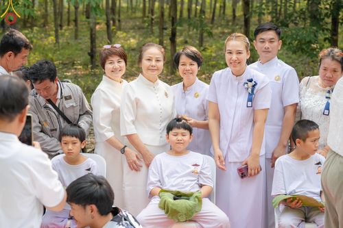 ภาพ No.135041: พิธีบรรพชาสามเณร  พิธีตักบาตรฉลองสามเณรใหม่ วันที่ 1 เมษายน พ.ศ.2567 ในโครงการบรรพชาสามเณรฟื้นฟูพระพุทธศาสนาทั่วไทย ณ ศูนย์ปฏิบัติธรรมแก้วเมืองเลย