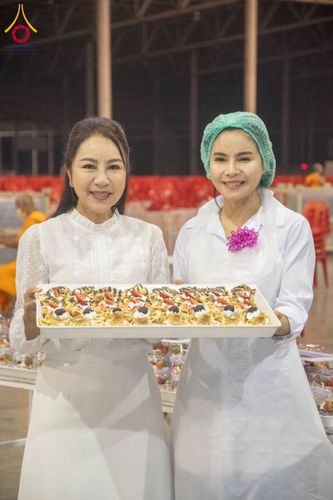 ภาพ No.202296:พิธีถวายภัตตาหารเป็นสังฆทาน แด่พระธรรมยาตรา ณ วัดพระธรรมกาย ตำบลคลองสาม อำเภอคลองหลวง จังหวัดปทุมธานี ในโครงการธรรมยาตรา กตัญญูบูชา มหาปูชนียาจารย์ พระมงคลเทพมุนี(สด จนฺทสโร) พระผู้ปราบมาร อนุสรณ์สถาน 7 แห่ง ปีที่ 13 วันที่ 27 มกราคม พ.ศ. 2568