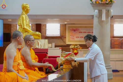 ภาพ No.161382:วัดพระธรรมกายลอนดอน สหราชอาณาจักร จัดงานบุญ น้อมถวายเป็นพุทธบูชา และบูชาธรรมเนื่องในวาระ 140 ปี วันคล้ายวันเกิดด้วยรูปกายเนื้อของ พระมงคลเทพมุนี (สด จนฺทสโร) พระผู้ปราบมาร ในวันที่ 10 ตุลาคม พ.ศ. 2567