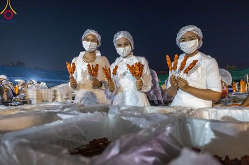 ภาพ No.108991:พิธีถวายภัตตาหารเป็นสังฆทาน แด่คณะพระธรรมยาตราฯ ในโครงการธรรมยาตรากตัญญูบูชา มหาปูชนียาจารย์ พระมงคลเทพมุนี(สด จนฺทสโร) พระผู้ปราบมาร อนุสรณ์สถาน 7 แห่ง ปีที่ 12 วันที่ 9 มกราคม พ.ศ. 2567 ณ อนุสรณ์สถานคลองบางนางแท่น  อ.สามพราน จ.นครปฐม