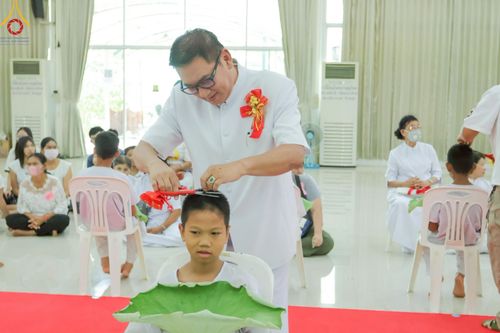 ภาพ No.216178:วันเสาร์ที่ 5 เมษายน พ.ศ. 2568 พิธีตัดปอยผม พิธีขอขมาผู้ปกครอง พิธีขอขมามอบผ้าไตร พิธีบรรพชา พิธีถวายบาตรสามเณร ณ ศูนย์ปฏิบัติธรรมและศูนย์อบรมเยาวชนเพชรบุรี ต.ท่าแลง อ.ท่ายาง จ.เพชรบุรี