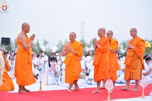 ภาพ No.118175:พิธีจุดประทีปถวายเป็นพุทธบูชา และบูชาธรรมมหาปูชนียาจารย์ พระมงคลเทพมุนี(สด จนฺทสโร) วันที่ 24 มกราคม พ.ศ. 2567 ณ อนุสรณ์สถานบางปลา อ.บางเลน จ.นครปฐม