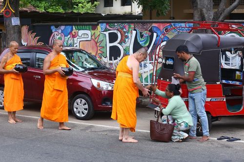 ภาพ No.139405:พิธีตักบาตรรอบเมืองดัมบุลล่า เทศกาลวิสาขบูชาแห่งชาติ ศรีลังกา เมื่อวันที่ 16 พฤษภาคมที่ผ่านมา คณะสงฆ์จากวัดพระธรรมกาย และคณะพระภิกษุสามเณรศรีลังกา ในโครงการสยาม-ลังกา ธรรมยาตรา ฉลองเทศกาลวิสาขบูชาแห่งชาติ ศรีลังกา บูชาธรรม 80 ปีหลวงพ่อธัมมชโย