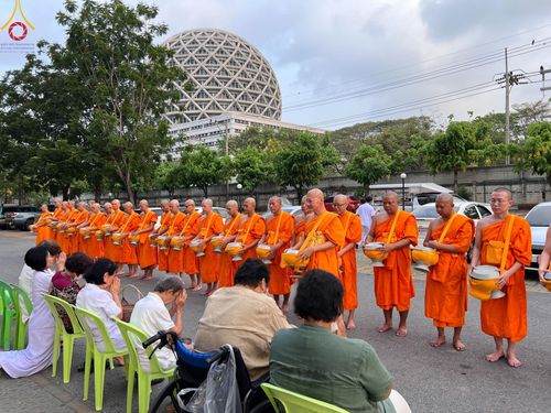 ภาพ No.136036:พระธรรมทายาท โครงการบวชพระนานาชาติ AEC & WAB ผู้บริหารรุ่นที่ 2 บิณฑบาต ณ หอฉันคุณยายอาจารย์ฯ เมืองแก้วมณี หมู่บ้านแก้วพุทธรักษา วันที่ 28 เมษายน พ.ศ. 2567
