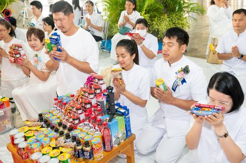 ภาพ No.145723:พิธีตักบาตรฉลองพระใหม่ รุ่นเข้าพรรษา ณ วิหารคด วัดพระธรรมกาย วันเสาร์ที่ 20 กรกฎาคม พ.ศ. 2567