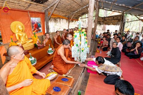 ภาพ No.174441:พิธีตักบาตรพระ,พิธีทอดผ้าป่า พิธีกลั่นแผ่นดินโปรยรัตนชาติ  สร้างพระอุโบสถและเจดีย์ วัดป่าสัมมาทิฏฐิและวัดสิริขันโท แขวงอัตตะปือ สปป. ลาว วันที่ 29 ตุลาคม พ.ศ. 2567