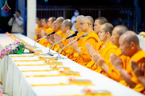ภาพ No.193709:สาธุชนถวายภัตตาหารเป็นสังฆทาน แด่พระธรรมยาตรา ณ อนุสรณ์สถานมหาวิหารพระมงคลเทพมุนี (โลตัสแลนด์) อ.สองพี่น้อง จ.สุพรรณบุรี ในโครงการธรรมยาตรา กตัญญูบูชา มหาปูชนียาจารย์ พระมงคลเทพมุนี(สด จนฺทสโร) พระผู้ปราบมาร ปีที่ 13 วันที่ 12 มกราคม พ.ศ.2568