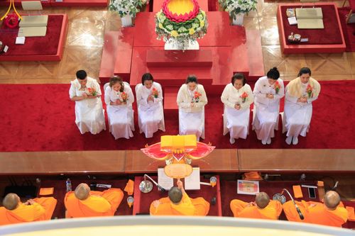 ภาพ No.96418:พิธีทอดกฐินราชันปฐพี ราชินีที่ดิน เพื่อซื้อที่ดินหลังโบสถ์ ฉลองครบรอบ 10 ปีสถาปนาโบสถ์วัดพุทธ วันอาทิตย์ที่ 19 พฤศจิกายน พ.ศ. 2566 ณ วัดพระธรรมกายนิวคาสเซิล ประเทศอังกฤษ