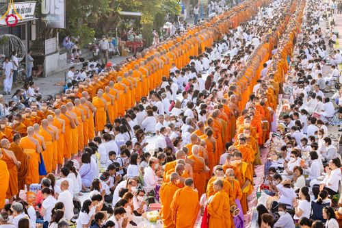 ภาพ No.101757:ตักบาตรพระ 10,000 รูป เติมบุญให้แผ่นดิน เนื่องในโอกาส 192 ปี จังหวัดกาญจนบุรี หนึ่งในโครงการตักบาตรพระ 2,000,000 รูป  77 จังหวัดทุกวัดทั่วไทย วันจันทร์ที่ 11 ธันวาคม พ.ศ. 2566 บริเวณถนนสองแคว (SKY WALK) เมืองกาญจนบุรี